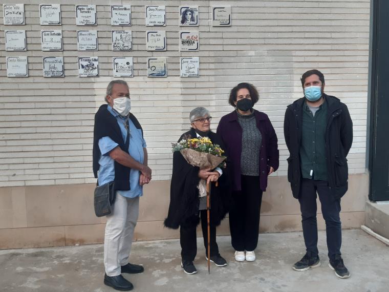 Sitges reconeix la trajectòria de la pintora i activista Isabel Pruna amb la descoberta d’una placa a la Plaça dels Artistes. Ajuntament de Sitges