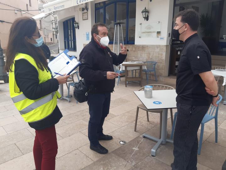 Sitges reforça la campanya de sensibilització per promoure les mesures sanitàries a la restauració . Ajuntament de Sitges