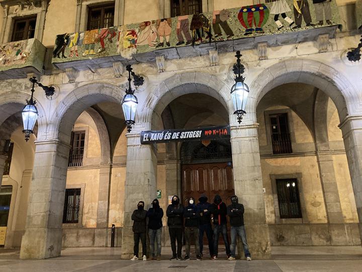 Sitges reivindica l'autoria del xató a les portes de l'Ajuntament de Vilanova.