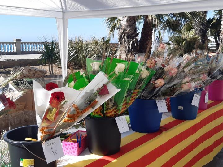 Sitges s'omple de llibres i roses per la diada més esperada de Sant Jordi. Ajuntament de Sitges