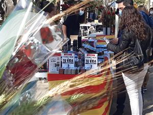 Sitges s'omple de llibres i roses per la diada més esperada de Sant Jordi