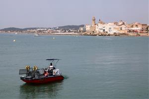 Sitges triplica el dispositiu de recollida de plàstics al mar durant l'estiu