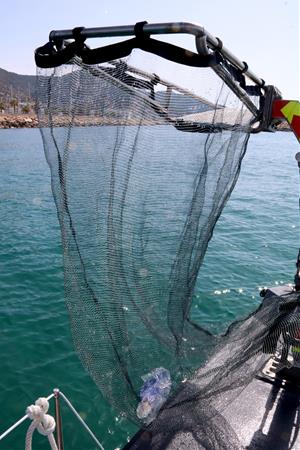 Sitges triplica el dispositiu de recollida de plàstics al mar durant l'estiu