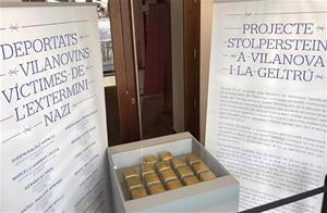 Stolpersteine al vestíbul de l'Ajuntament de Vilanova i la Geltrú. Eix