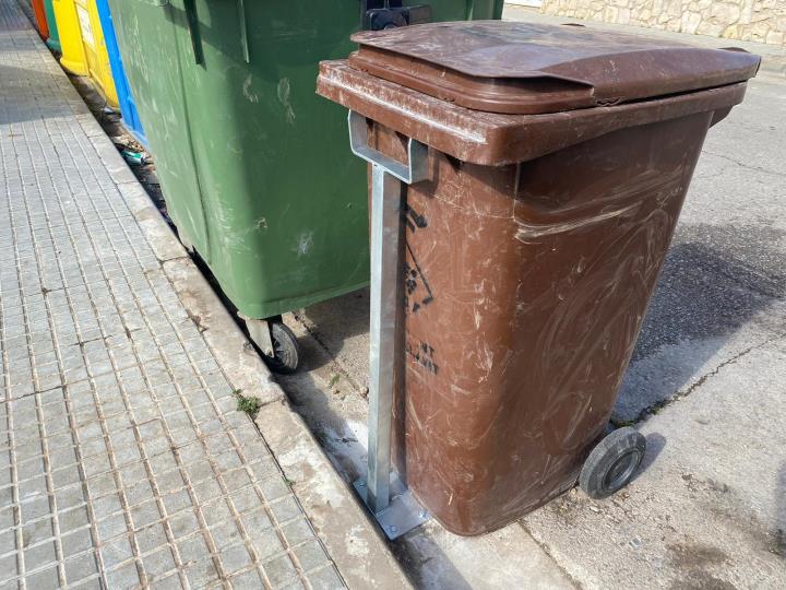 Torrelavit instal·la un sistema de fixació als contenidors perquè els senglars no escampin la brossa. Ajuntament de Torrelavit