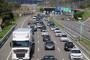 Trànsit preveu la sortida de mig milió de vehicles de Barcelona pel pont del Pilar. ACN