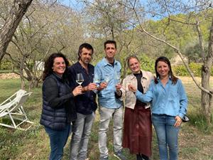 Tres emprenedors de Vilanova i la Geltrú s'uneixen per posar en marxa tastos de vins i àpats entre vinyes . EIX