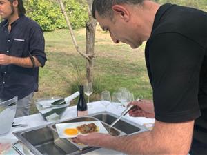 Tres emprenedors de Vilanova i la Geltrú s'uneixen per posar en marxa tastos de vins i àpats entre vinyes 