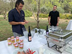 Tres emprenedors de Vilanova i la Geltrú s'uneixen per posar en marxa tastos de vins i àpats entre vinyes 