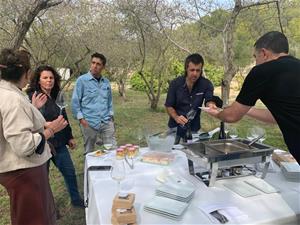 Tres emprenedors de Vilanova i la Geltrú s'uneixen per posar en marxa tastos de vins i àpats entre vinyes 