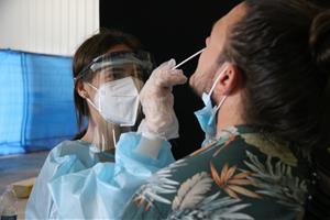 Un assistent se sotmet a un test d'antígens en l'espai dedicat al cribratge massiu del festival Vida, l'1 de juliol del 2021. ACN