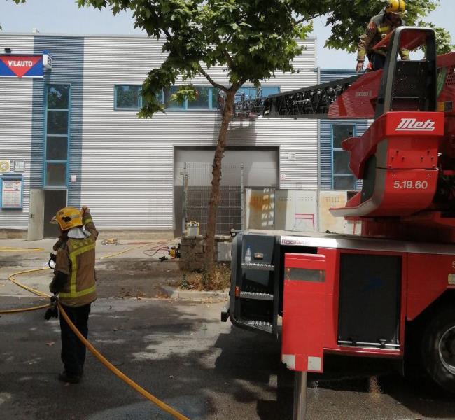 Un bomber ha mort i tres han resultats ferits en l'extinció d'un incendi a Vilanova. Bombers