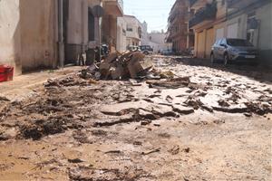 Un carrer de les Cases d'Alcanar, amb quasi un pam de fang. ACN / Eloi Tost