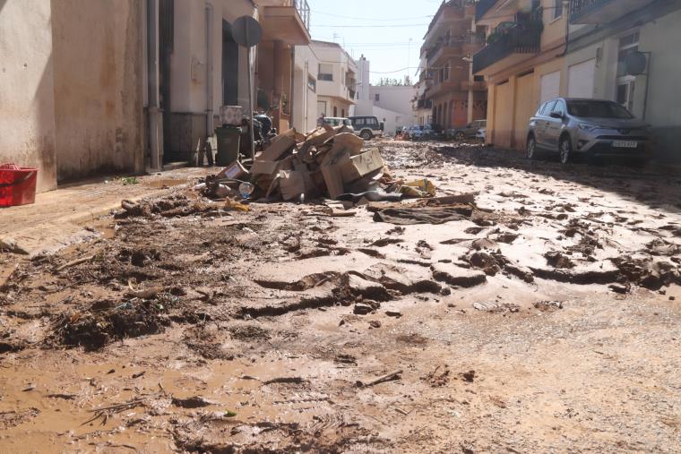 Un carrer de les Cases d'Alcanar, amb quasi un pam de fang. ACN / Eloi Tost