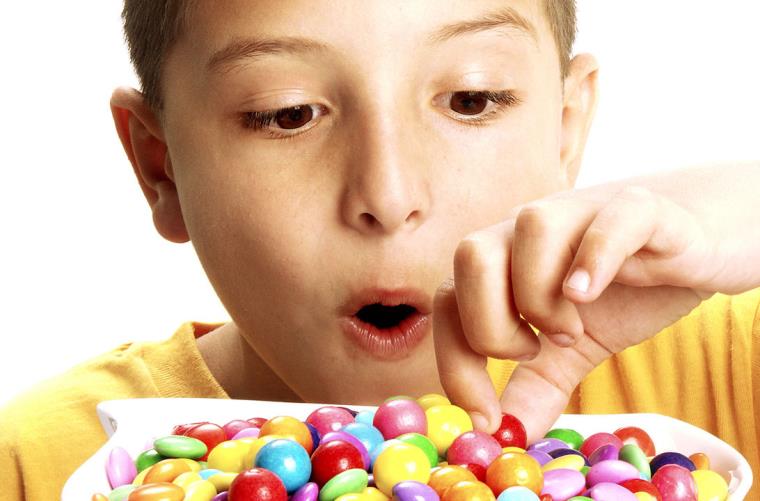 Un decret prohibirà la publicitat dirigida a menors de 16 anys d'aliments com pastissos o gelats. EIX