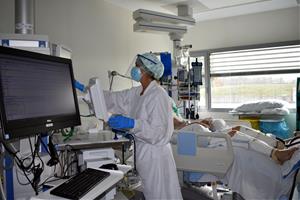 Un dels boxs de l'UCI de l'hospital Santa Caterina de Salt amb un pacient ingressat per coronavirus, aquest 5 de novembre del 2020. ACN