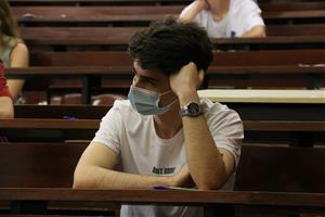 Un estudiant esperant l'inici de la primera prova a la selectivitat del 2021 a la Facultat d'Economia i Empresa de la UB. ACN