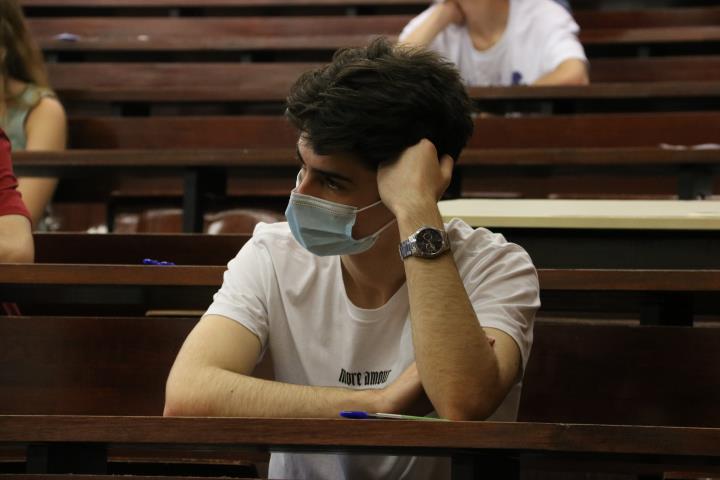 Un estudiant esperant l'inici de la primera prova a la selectivitat del 2021 a la Facultat d'Economia i Empresa de la UB. ACN