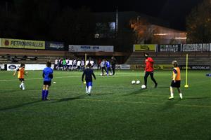 Un grup de nens jugant a futbol a Igualada. ACN