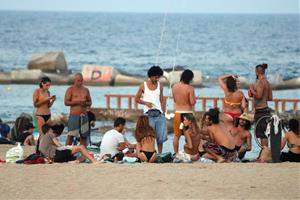 Un grup de persones fan el 'botellón' a la platja de la Barceloneta de Barcelona el 28 de juliol del 2020 abans de les 12 hores de la nit. ACN