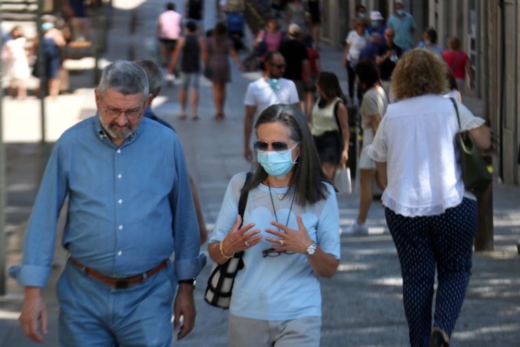 Un home sense mascareta i la seva acompanyant amb mascareta. ACN / Gerard Vilà