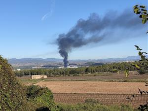 Un incendi a l'aparcament d'una empresa de l'Arboç crema al menys cinc camions