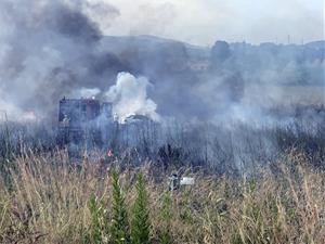 Un incendi crema matolls i dos vehicles a Vilanova i obliga a desallotjar una masia