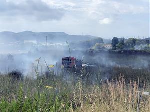 Un incendi crema matolls i dos vehicles a Vilanova i obliga a desallotjar una masia