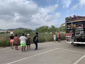 Un incendi crema matolls i dos vehicles a Vilanova i obliga a desallotjar una masia