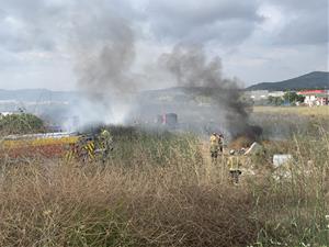 Un incendi crema matolls i dos vehicles a Vilanova i obliga a desallotjar una masia