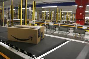 Un paquet d'Amazon viatge per les cintes del centre logístic del Prat. ACN