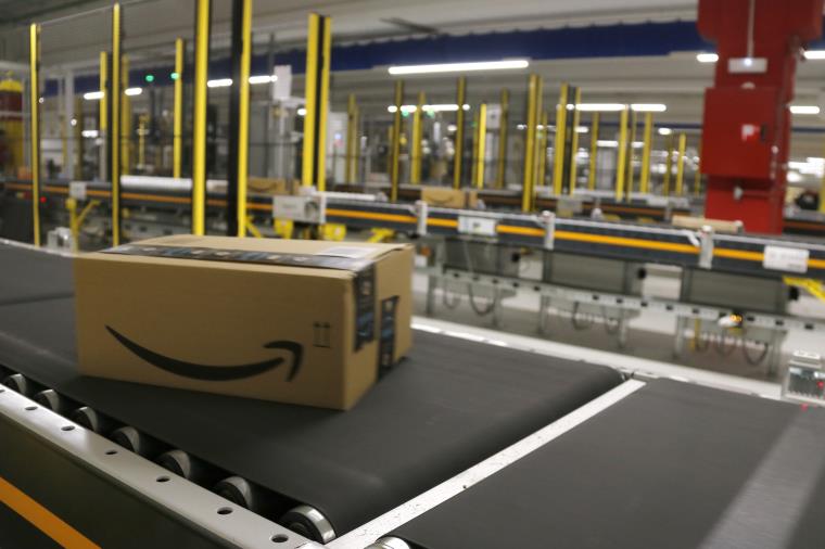 Un paquet d'Amazon viatge per les cintes del centre logístic del Prat. ACN