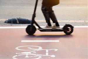 Un patinet elèctric circulant en un carril bici. ACN