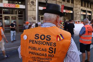 Un pensionista davant la seu de CCOO en una concentració convocada per la Coordinadora Estatal per la Defensa del Sistema Públic de Pensions (COESPE) 