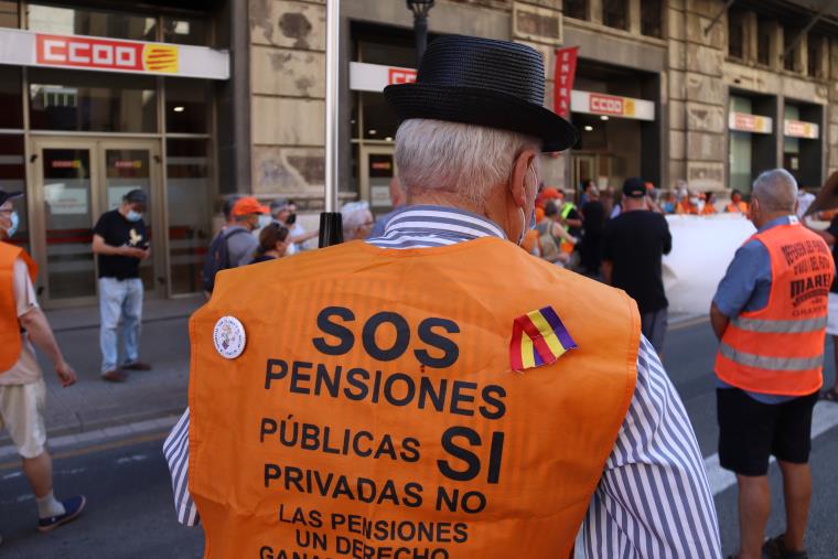Un pensionista davant la seu de CCOO en una concentració convocada per la Coordinadora Estatal per la Defensa del Sistema Públic de Pensions (COESPE) 