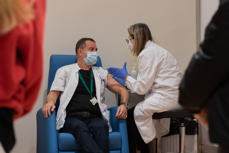 Un professional de l'Hospital Clínic rep la tercera dosi de la vacuna. ACN