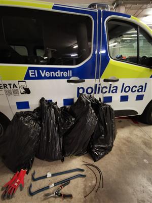 Un robatori de marihuana destapa una plantació il·legal al carrer Ter del Vendrell