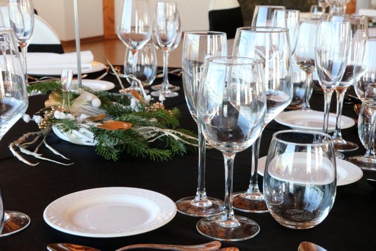 Un saló preparat per celebrar el Cap d'Any en un hotel de Sitges, el 31 de desembre del 2021. ACN