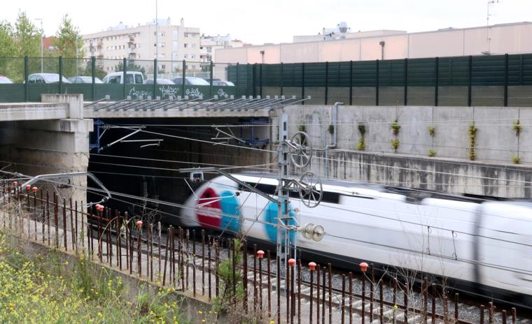 Un tren AVE accedint al túnel de Vilafranca del Penedès. ACN / Gemma Sánchez