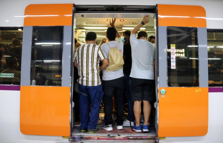 Un tren de Rodalies ple de gent a punt de sortir de l'estació de Sants, l'1 d'octubre del 2021, en una nova jornada de vaga . ACN