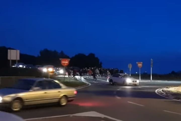 Un vehicle atropella un participant de la manifestació contra l'empresonament de Pablo Hasel a Cubelles. EIX