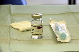 Un vial d'una vacuna d'AstraZeneca i una xeringa. ACN