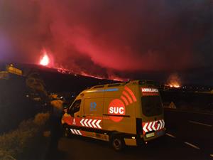 Una ambulància amb el volcà en erupció a la Palma. ACN