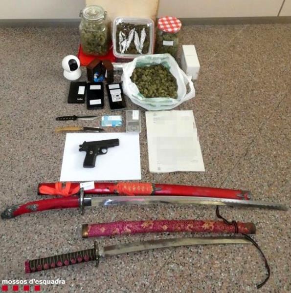Una arma simulada, droga i material divers comissat en el domicili d'un lladre implicat en un robatori amb violència al Vendrell. Mossos d'Esquadra