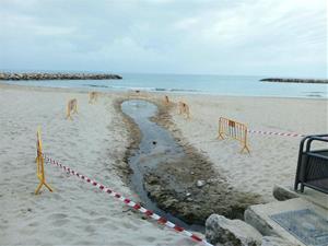 Una avaria provoca una fuita d'aigües brutes a la platja del Prat de Vilanova. Ajuntament de Vilanova