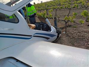 Una avioneta fa un aterratge d'emergència enmig d'unes vinyes del Baix Penedès