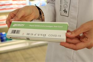 Una capsa d'un test d'antígens ràpid de la covid-19 en una farmàcia, el dia abans que entri en vigor la regulació de la venda sense recepta mèdica. AC