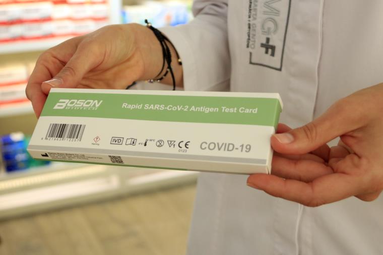 Una capsa d'un test d'antígens ràpid de la covid-19 en una farmàcia, el dia abans que entri en vigor la regulació de la venda sense recepta mèdica. AC