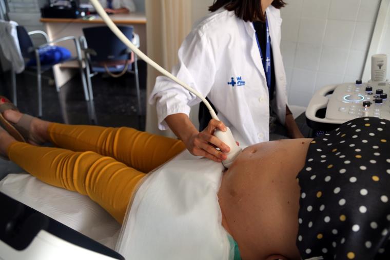 Una doctora fa una ecografia a una dona embarassada, que participa en l'assaig clínic de la vacuna de Pfizer de la covid-19 en aquest col·lectiu. Hosp
