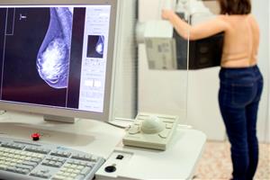 Una dona es fa una mamografia per detectar si té càncer de mama aquest dijous 17 de novembre de 2016. ACN